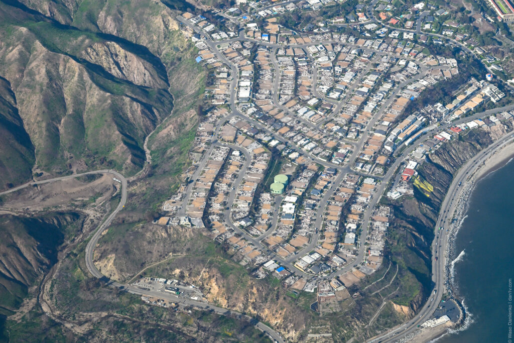Сгоревший Пасифик Палисайдс, апрель 2025. Pacific Palisades devastated by fire, April 2025