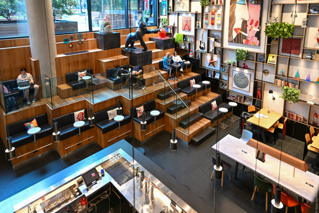 Лобби отеля CitizenM New York Bowery