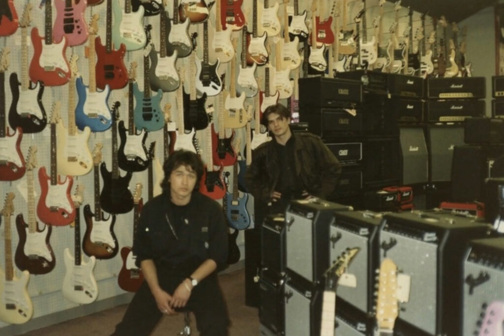 Виктор Цой и Юрий Каспарян внутри Guitar Center на Sunset Boulevard в Лос-Анджелесе — одном из самых известных музыкальных магазинов в мире.