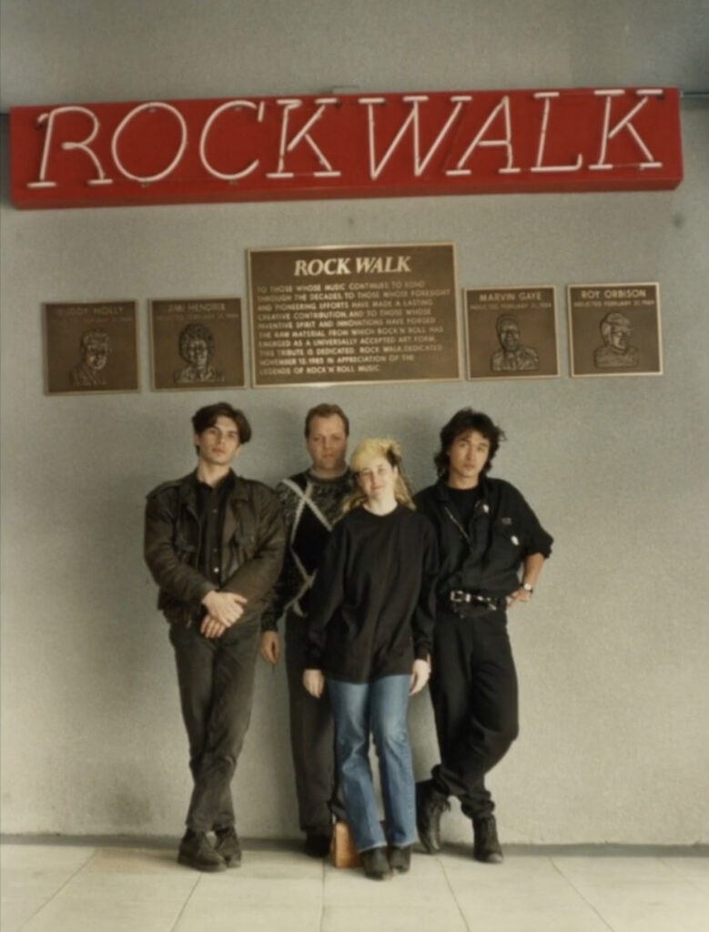 Виктор Цой и Юрий Каспарян а у RockWalk — “Аллеи славы рок-н-ролла” — перед зданием Guitar Center на Sunset Boulevard в Лос-Анджелесе, Калифорния.