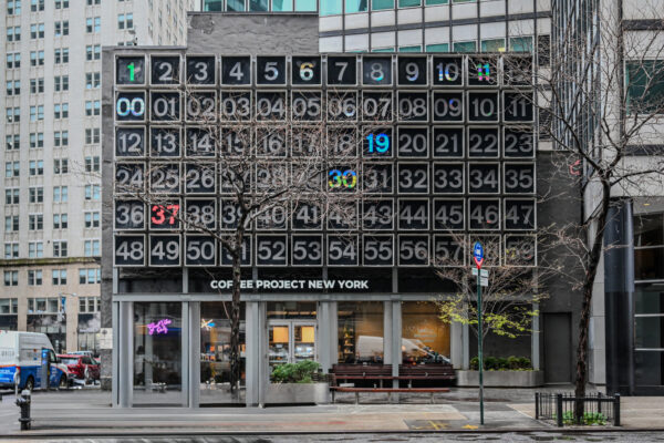 Rudolph de Harak Digital Clock — огромные часы на фасаде здания в центре Нью-Йорка