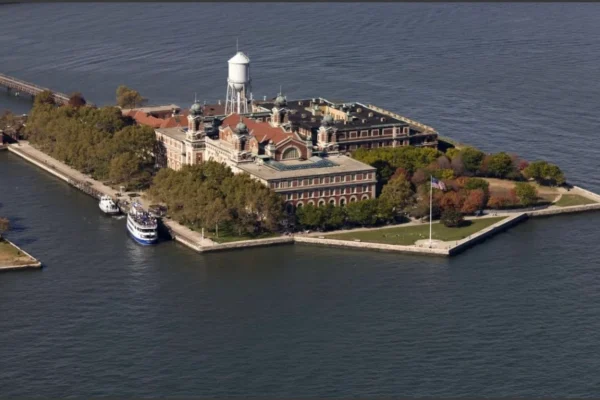 Ellis Island Hard Hat Tour – Тур в Каске по Эллис Айленд