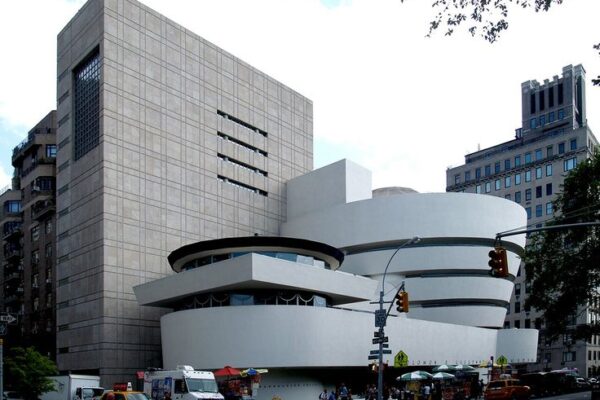 Музей Соломона Гуггенхайма (Solomon R. Guggenheim Museum) в Нью-Йорке Музей Соломона Гуггенхайма (Solomon R. Guggenheim Museum) в Нью-Йорке