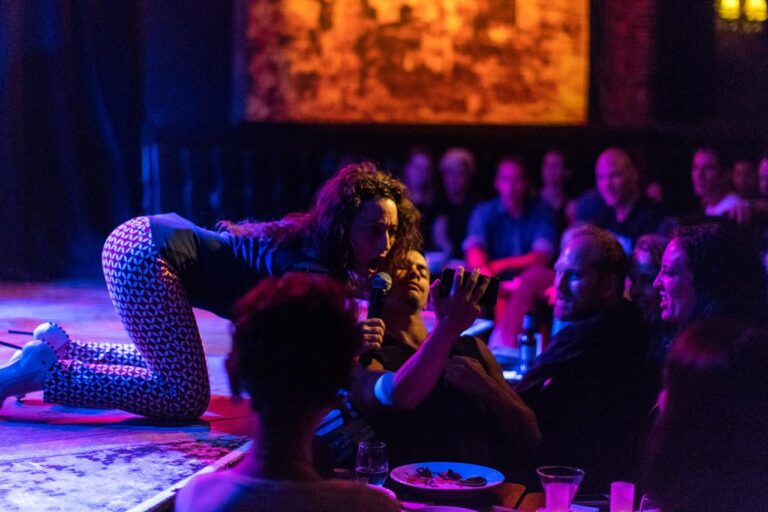 Schtick A Pole In It — стендап-комедия и танцы на шесте в одном шоу