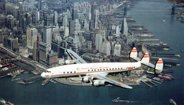 Самолет Lockheed Constellation над Манхэттеном, Нью-Йорк, 1953 год