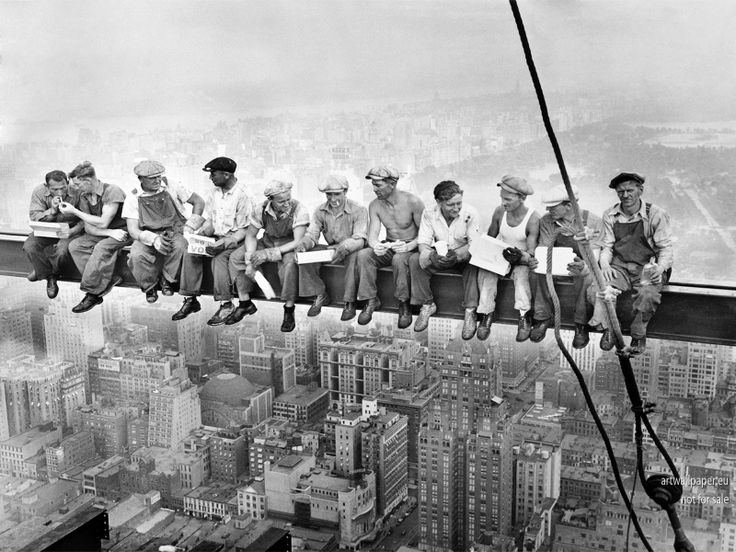 Рабочие обедают, сидя на стальной балке на вершине небоскреба Rockefeller Center, фото 1932 года