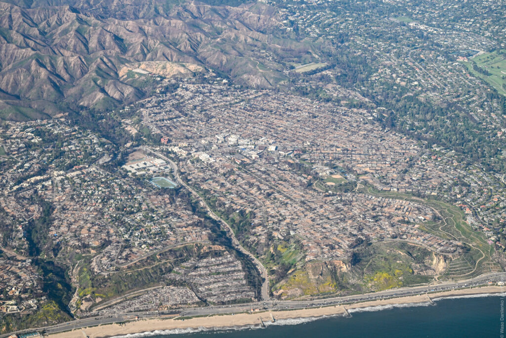 Сгоревший Пасифик Палисайдс, апрель 2025. Pacific Palisades devastated by fire, April 2025