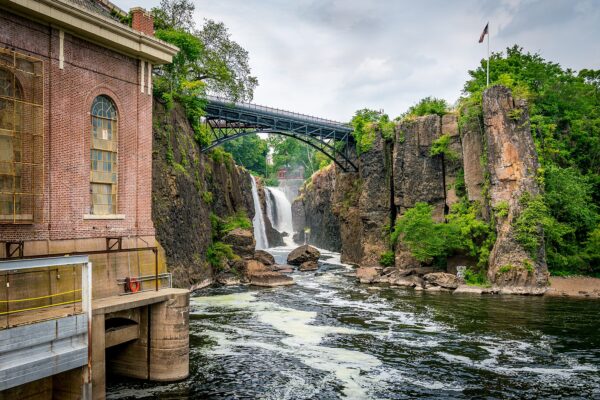 Водопады Грейт-Фолс на реке Пассаик (Great Falls, Passaic River) Водопады Грейт-Фолс на реке Пассаик (Great Falls, Passaic River)