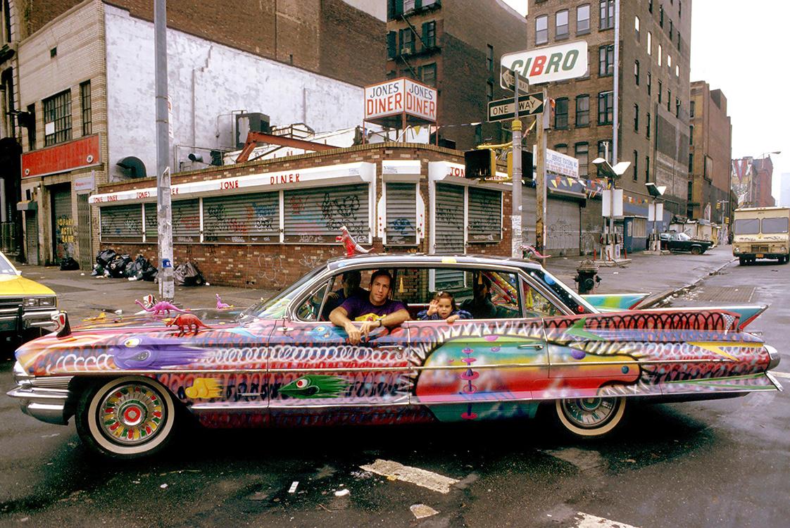 Художник Кенни Шарф (Kenny Scharf) с дочерью на Cadillac Sedan de Ville | Фото, январь 1990 года