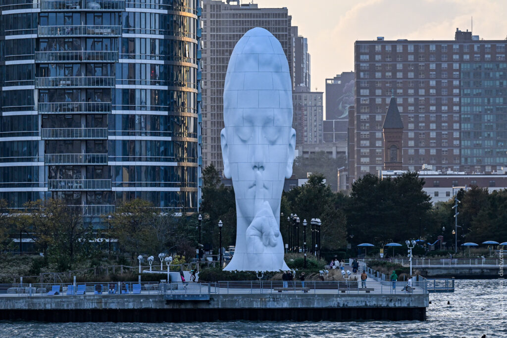 Душа воды работы Жауме Пленса в Нью-Йорке