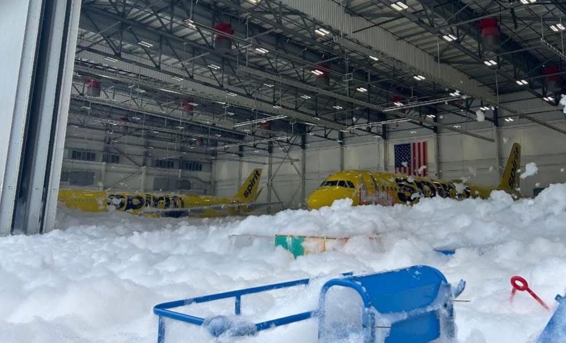 Пенная вечеринка в аэропорту Детройта (DTW)