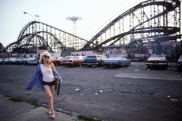 Дебби Харри позирует на фоне парка развлечений в Кони Айленде, 1977, фото Боба Груэна