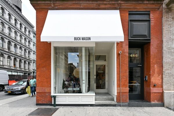 Buck Mason в Сохо: минимализм, американская классика и кофе с видом на Бродвей
