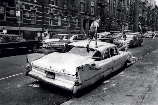 Фото «Gritty New York»: брошенные автомобили как символ упадка города в 60-е