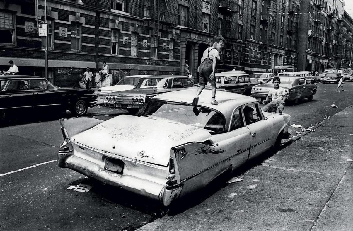Фото «Gritty New York»: брошенные автомобили как символ упадка города в 60-е