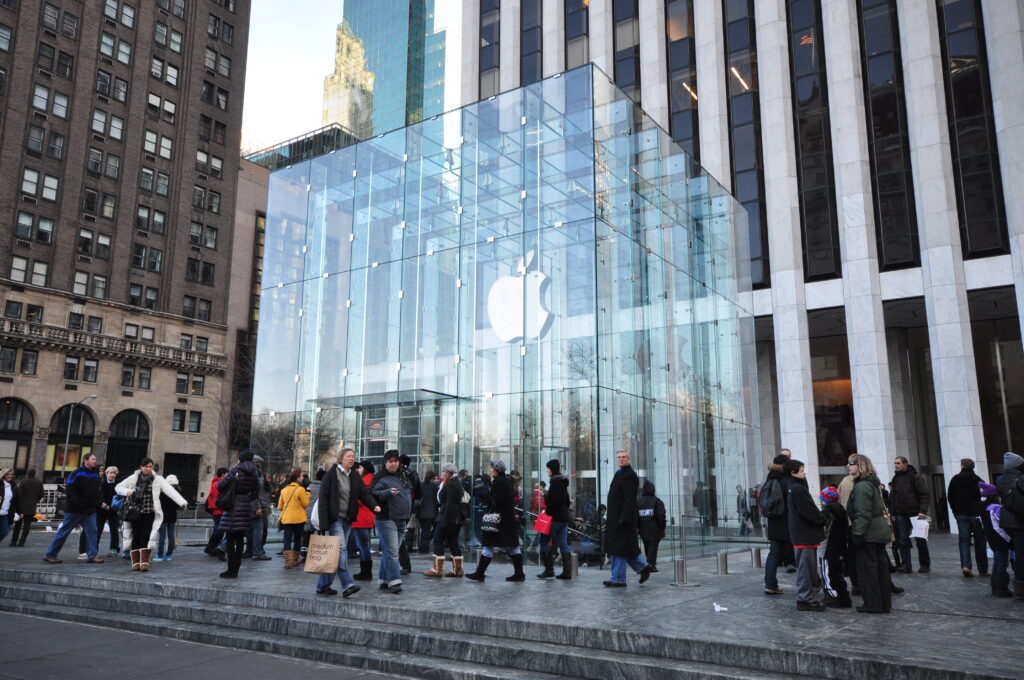Apple Store на Пятой авеню, стеклянный куб состоит из 90 панелей