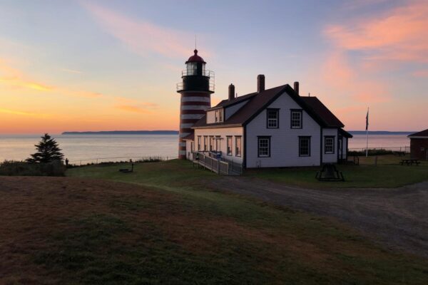 Маяк West Quoddy Head Lighthouse — встречаем рассвет в Мэне Маяк West Quoddy Head Lighthouse — встречаем рассвет в Мэне