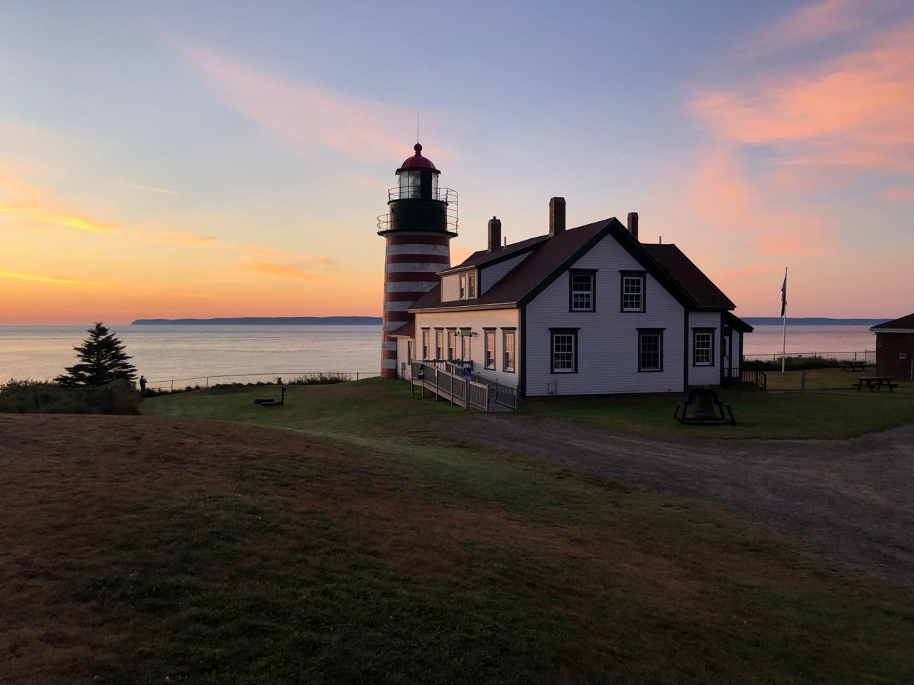 Маяк West Quoddy Head Lighthouse — встречаем рассвет в Мэне