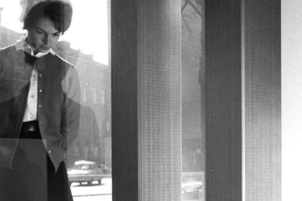 Фото: Тед Роде (Ted Rohde), Франкфурт, март 1965 года. Женщина рассматривает макет будущего Всемирного торгового центра