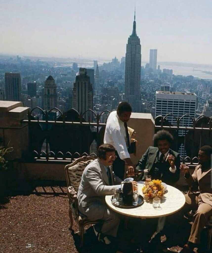История Нью-Йорка по фото: Дон Кинг на Top of the Rock в 1975 году
