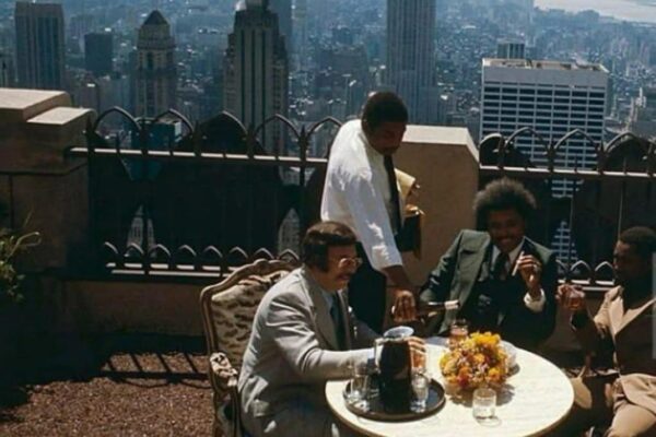 История Нью-Йорка по фото: Дон Кинг на Top of the Rock в 1975 году