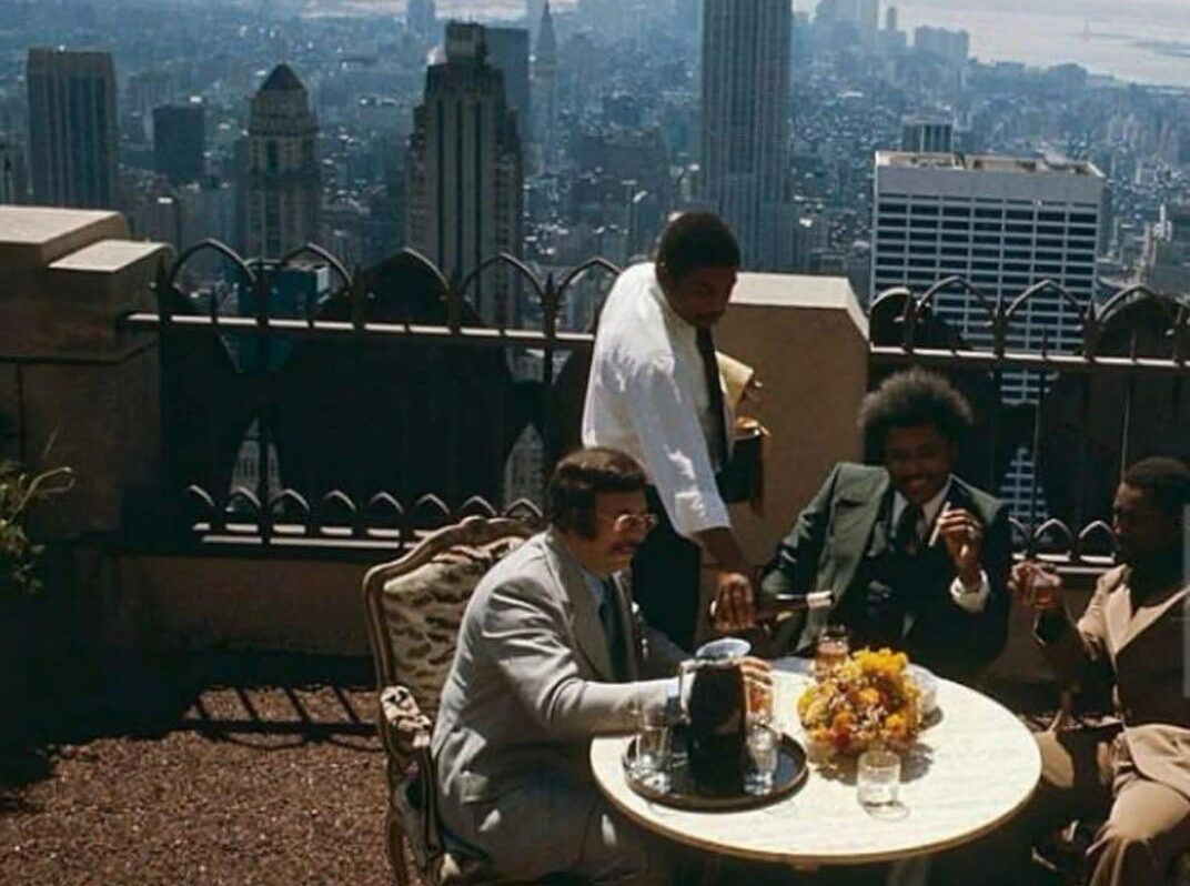 История Нью-Йорка по фото: Дон Кинг на Top of the Rock в 1975 году