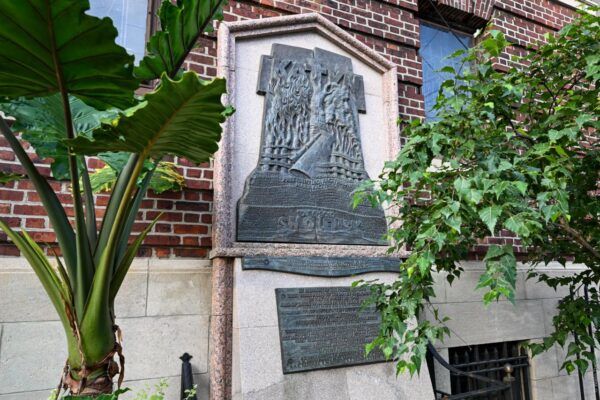 Мемориальная доска в память о Смоленске и Катыни в Бруклине