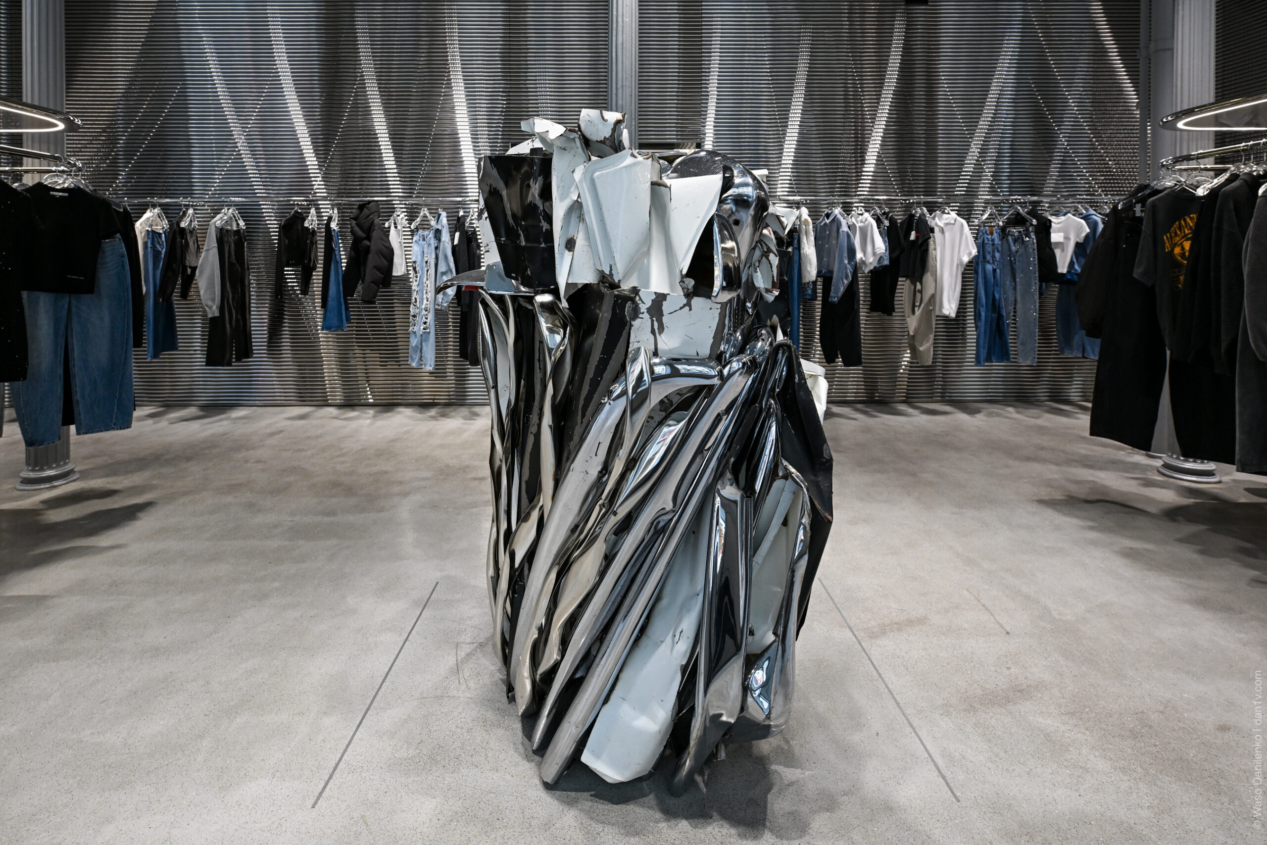 Скульптура Джона Чамберлена в бутике Alexander Wang, Сохо