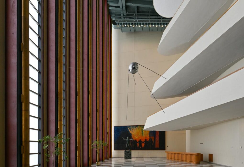 Спутник в вестибюле ООН