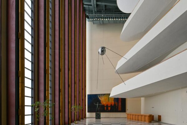 Спутник в вестибюле ООН