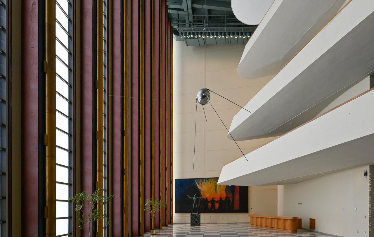 Спутник в вестибюле ООН