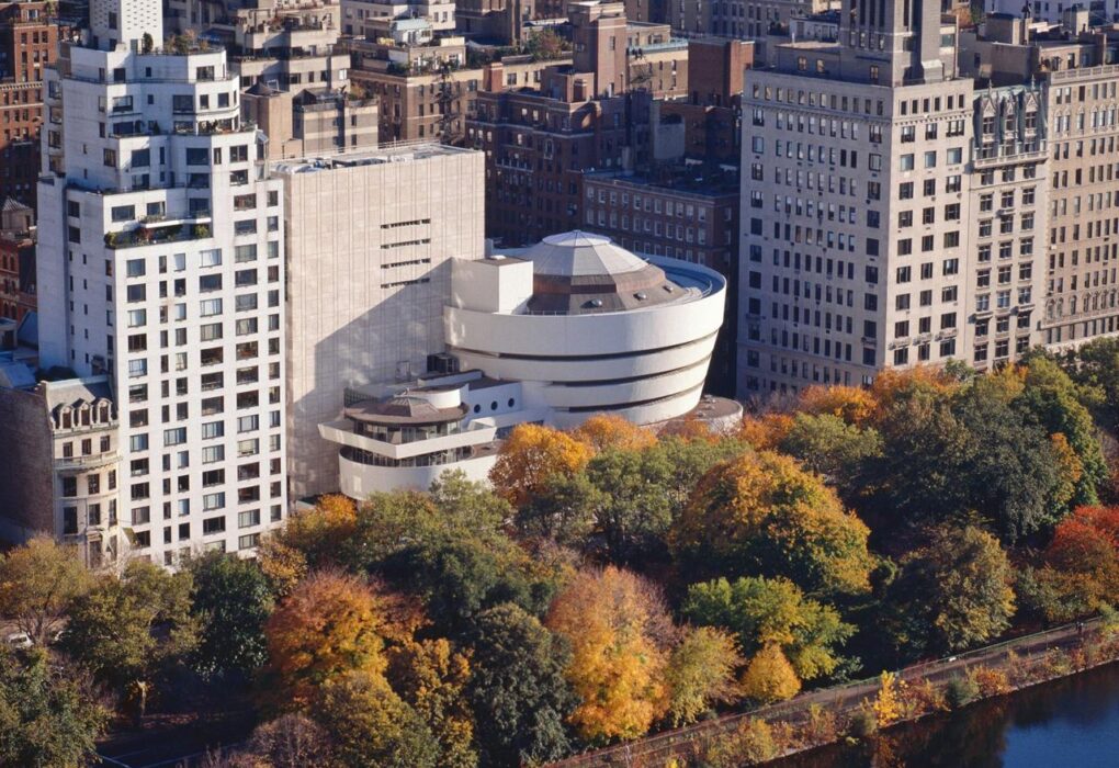 Фото: Музей Соломона Гуггенхайма (Solomon R. Guggenheim Museum) осенью