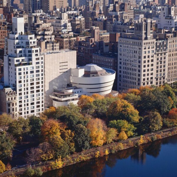 Фото: Музей Соломона Гуггенхайма (Solomon R. Guggenheim Museum) осенью