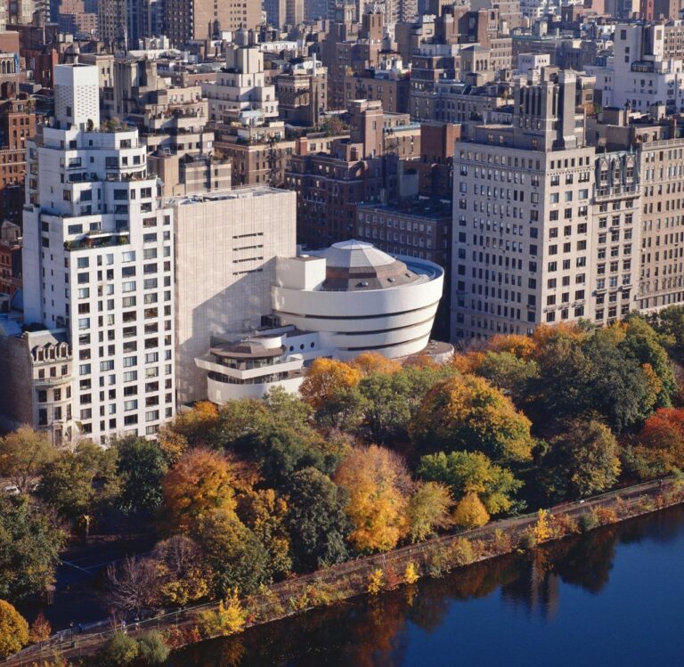 Фото: Музей Соломона Гуггенхайма (Solomon R. Guggenheim Museum) осенью