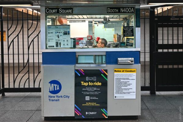 Маленький киоск с человеком внутри на станции Court Square в Нью-Йорке