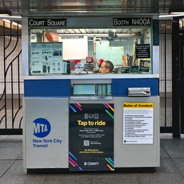 Маленький киоск с человеком внутри на станции Court Square в Нью-Йорке