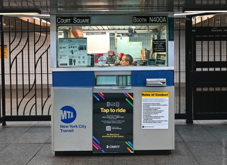 Маленький киоск с человеком внутри на станции Court Square в Нью-Йорке