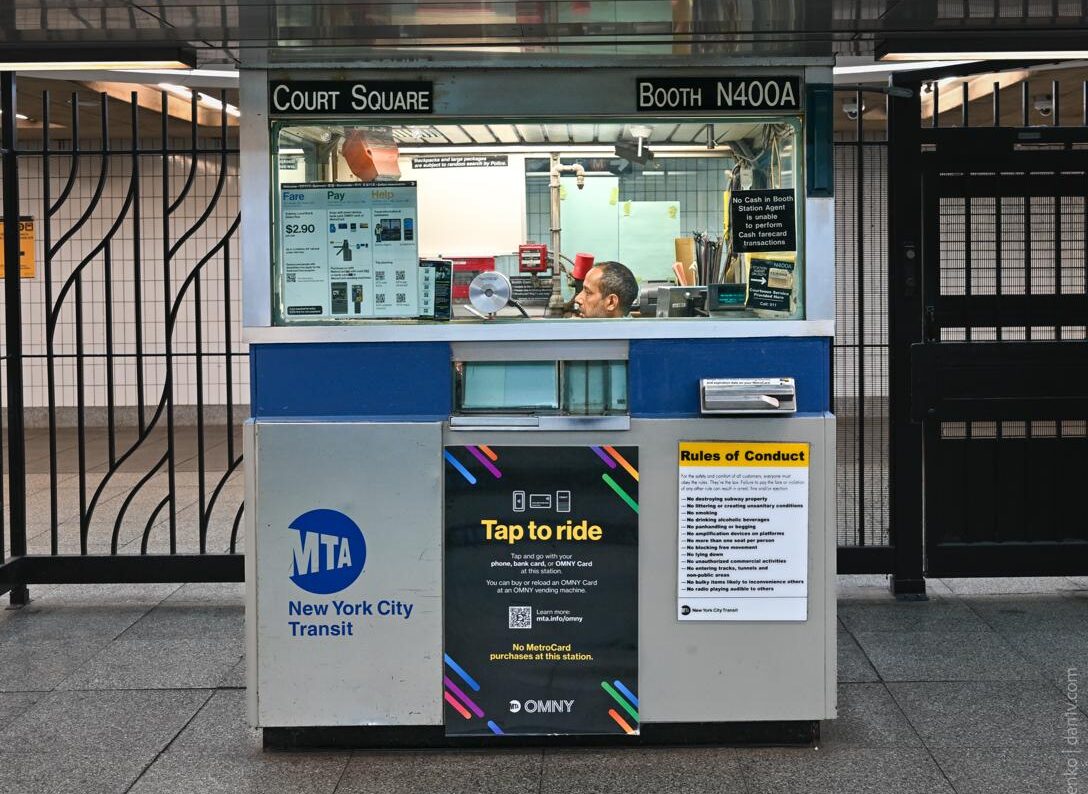 Маленький киоск с человеком внутри на станции Court Square в Нью-Йорке