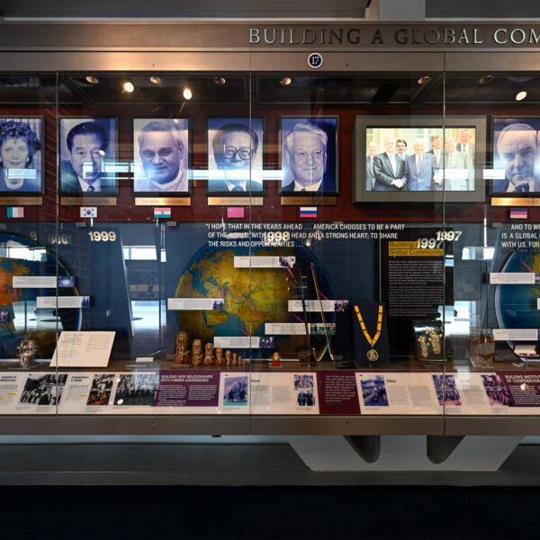 Фрагменты 90-х из библиотеки Билла Клинтона в Литл-Роке