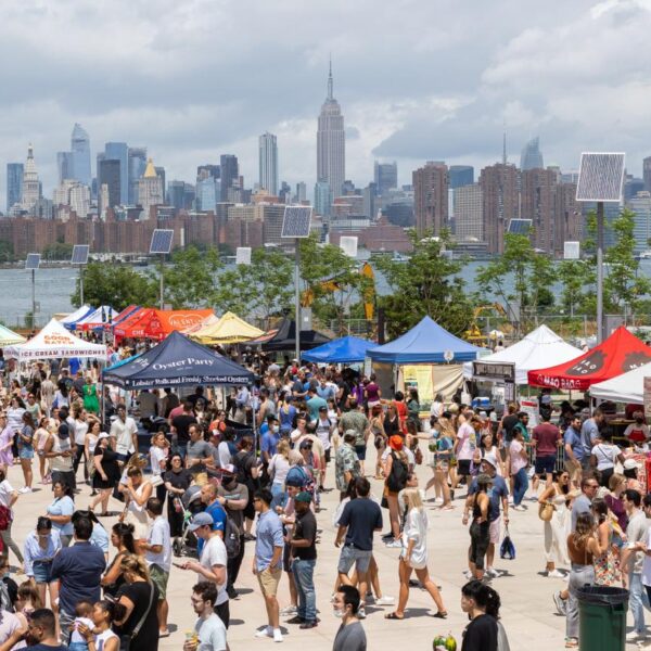 Фестиваль уличной еды Smorgasburg в Нью-Йорке