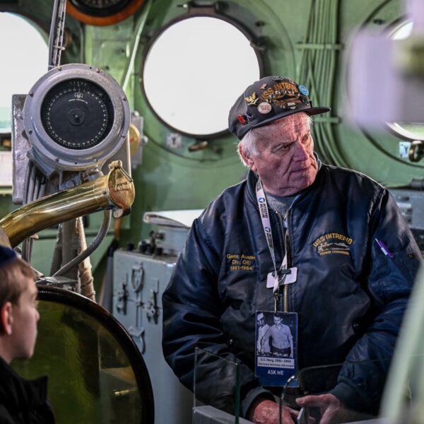 Джин Остин в Intrepid Museum