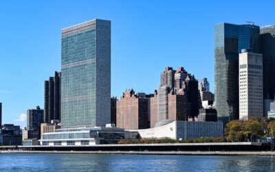 Первый стеклянный небоскреб в мире — здание ООН в Нью-Йорке