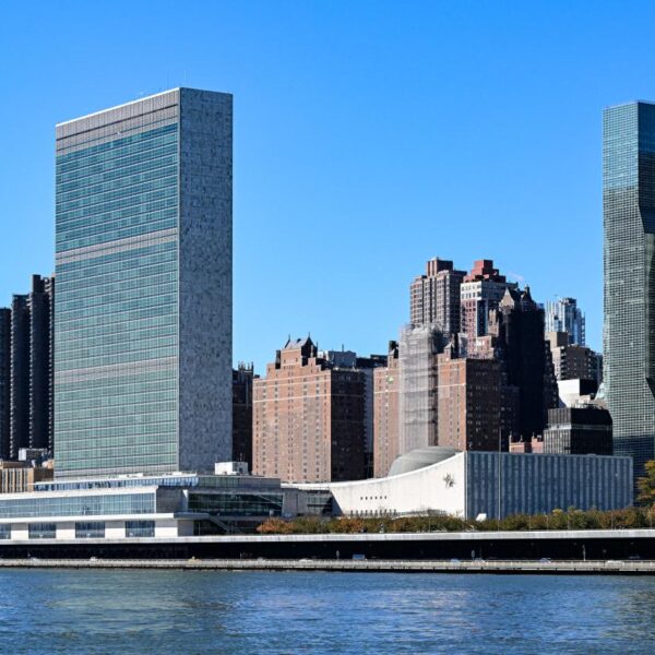 Первый стеклянный небоскреб в мире — здание ООН в Нью-Йорке