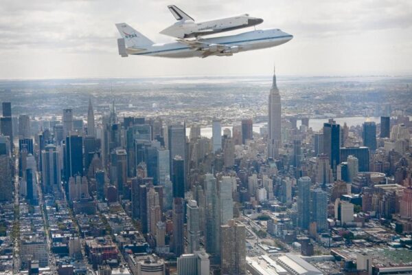 Полет космического шаттла Enterprise над Манхэттеном на Boeing 747