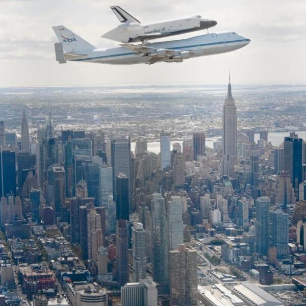 Полет космического шаттла Enterprise над Манхэттеном на Boeing 747
