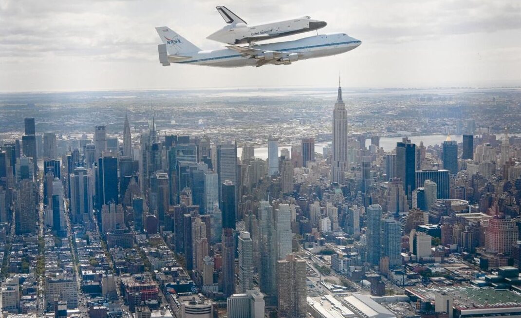 Полет космического шаттла Enterprise над Манхэттеном на Boeing 747