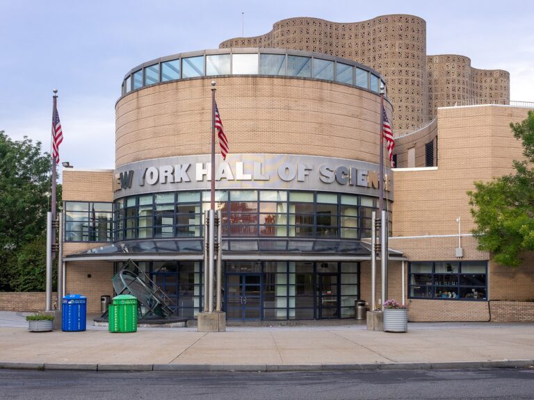 Нью-Йоркский зал науки (New York Hall of Science)