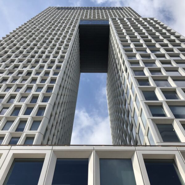 Здания в форме буквы «П» на набережной Вильямсбурга