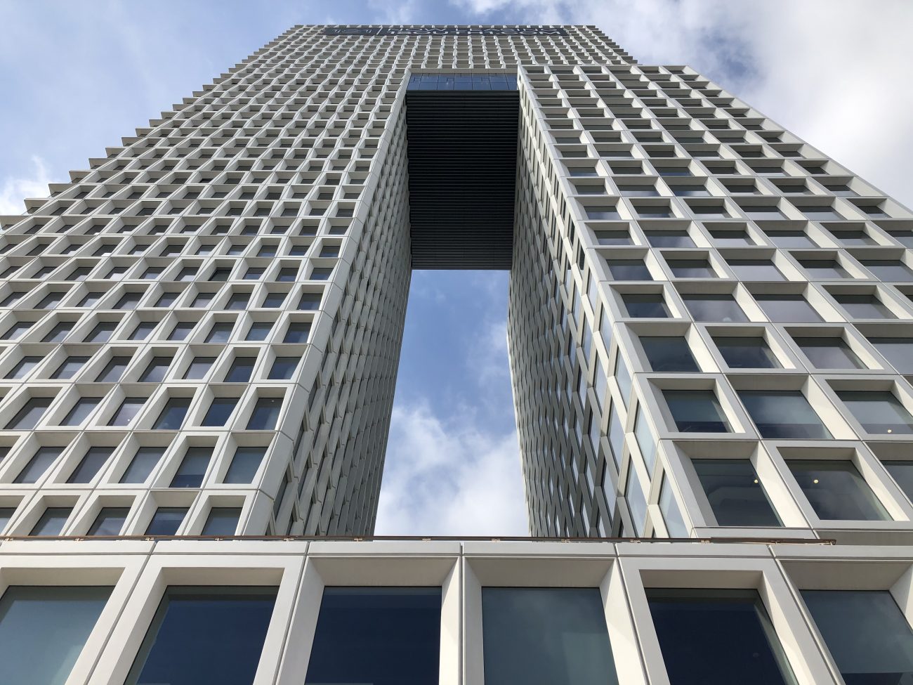 Здания в форме буквы «П» на набережной Вильямсбурга