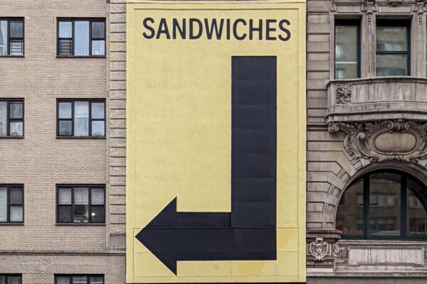 Прямолинейная вывеска в Нью-Йорке